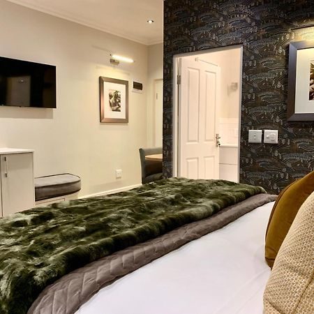 Alluvia Boutique Winery & Luxury Accommodation Stellenbosch Ruang foto A bedroom at the hotel