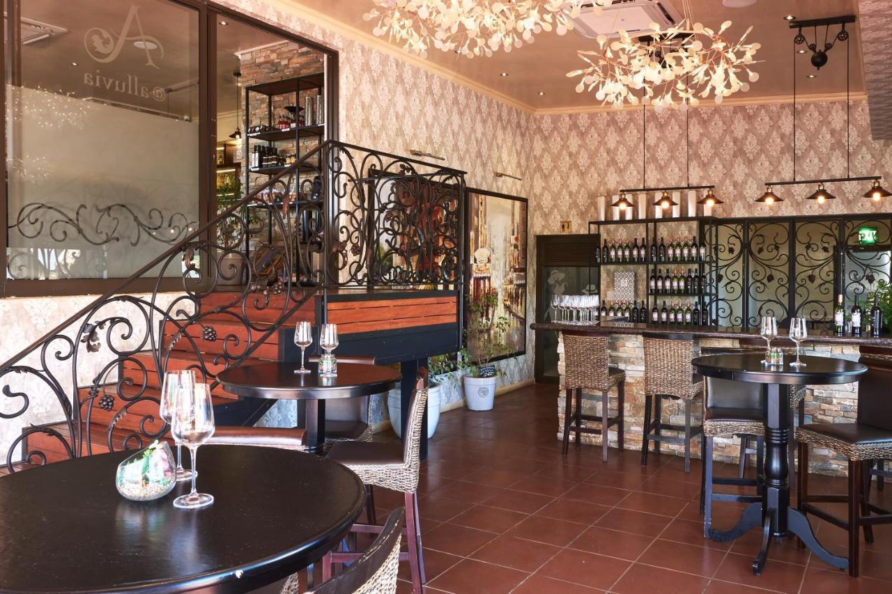 Alluvia Boutique Winery & Luxury Accommodation Stellenbosch Bagian luar foto The interior of the wine bar