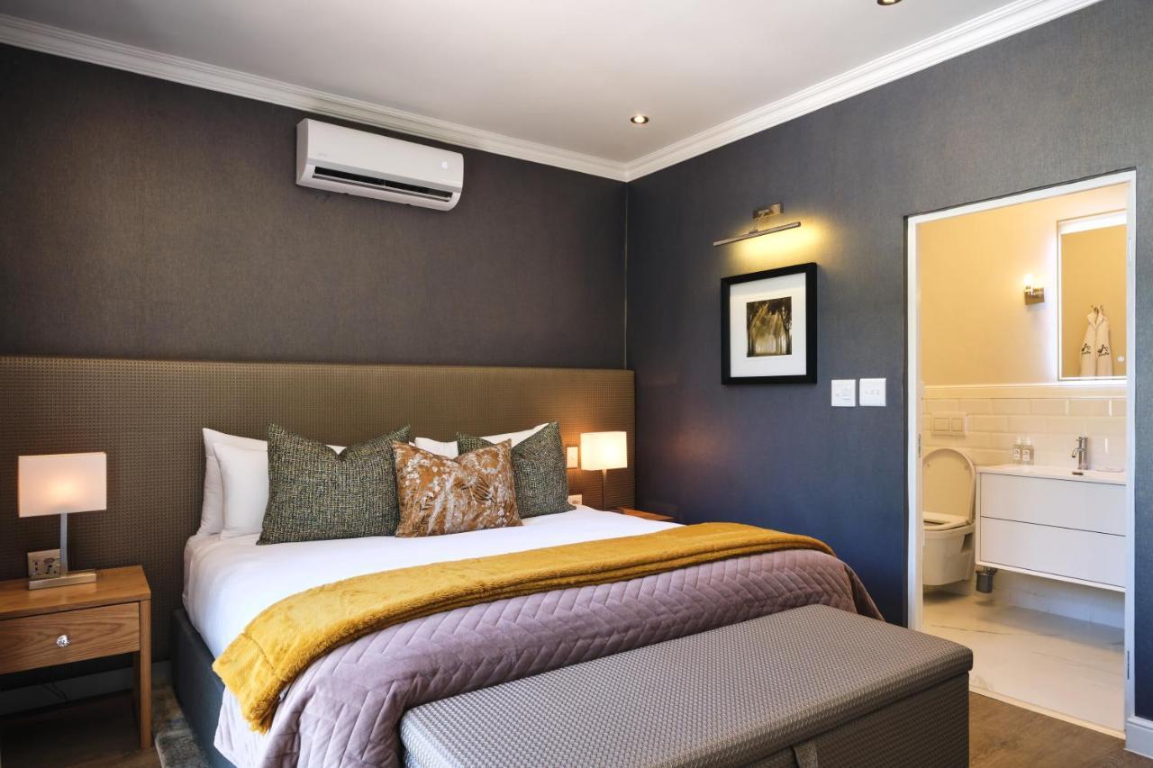 Alluvia Boutique Winery & Luxury Accommodation Stellenbosch Bagian luar foto A bedroom at the Cape Heritage