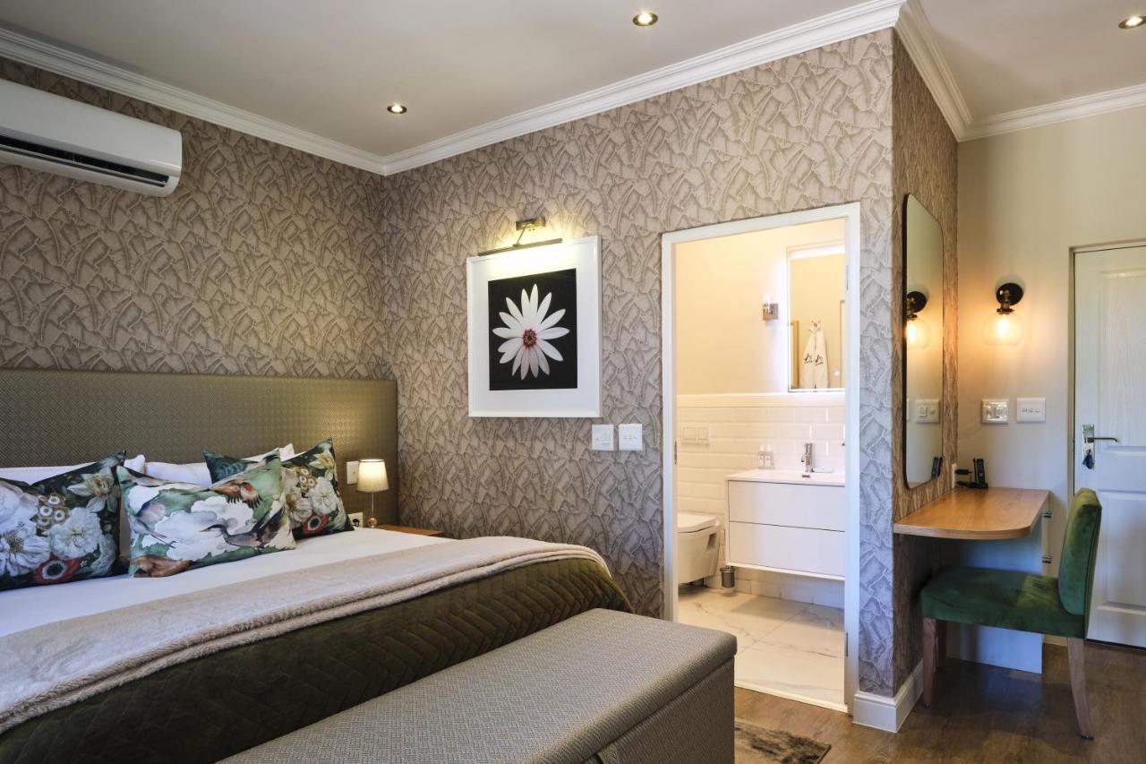 Alluvia Boutique Winery & Luxury Accommodation Stellenbosch Bagian luar foto A bedroom at the Cape Heritage