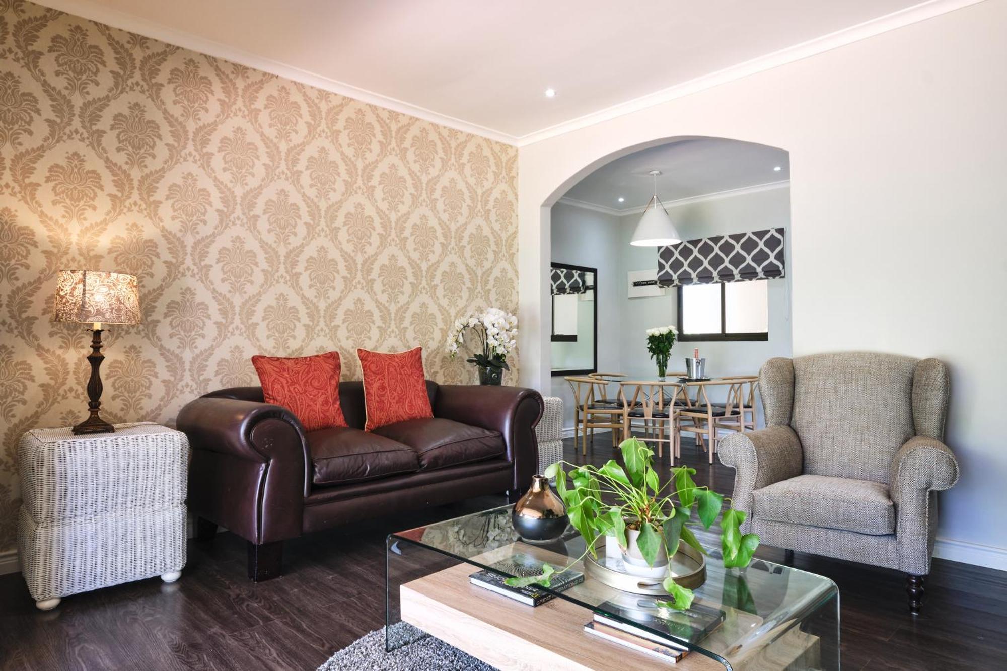 Alluvia Boutique Winery & Luxury Accommodation Stellenbosch Ruang foto A living room with a couch and two armchairs