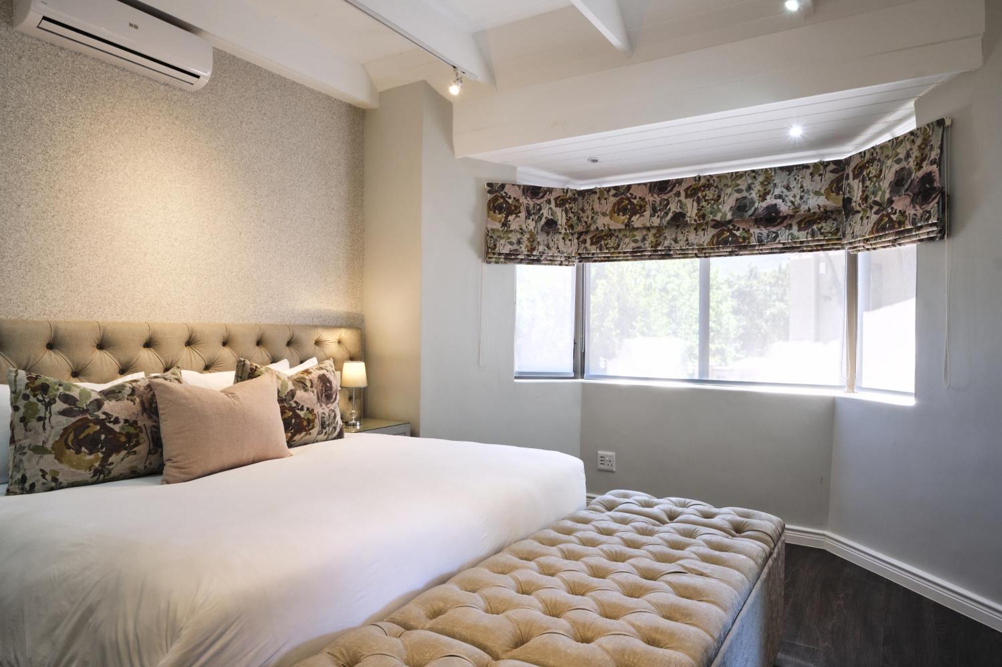 Alluvia Boutique Winery & Luxury Accommodation Stellenbosch Ruang foto A bedroom with a window valance
