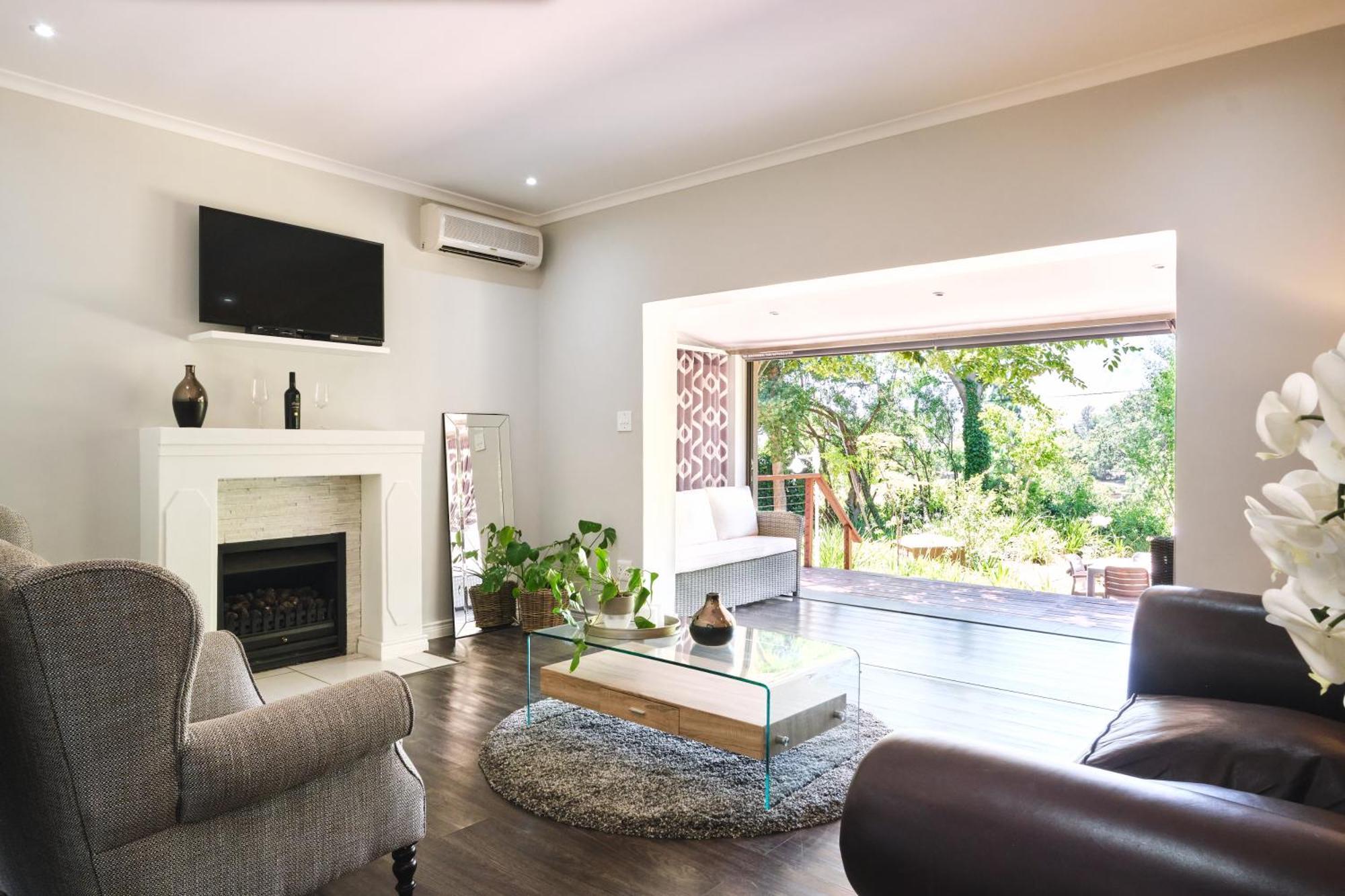 Alluvia Boutique Winery & Luxury Accommodation Stellenbosch Ruang foto A living room with a fireplace