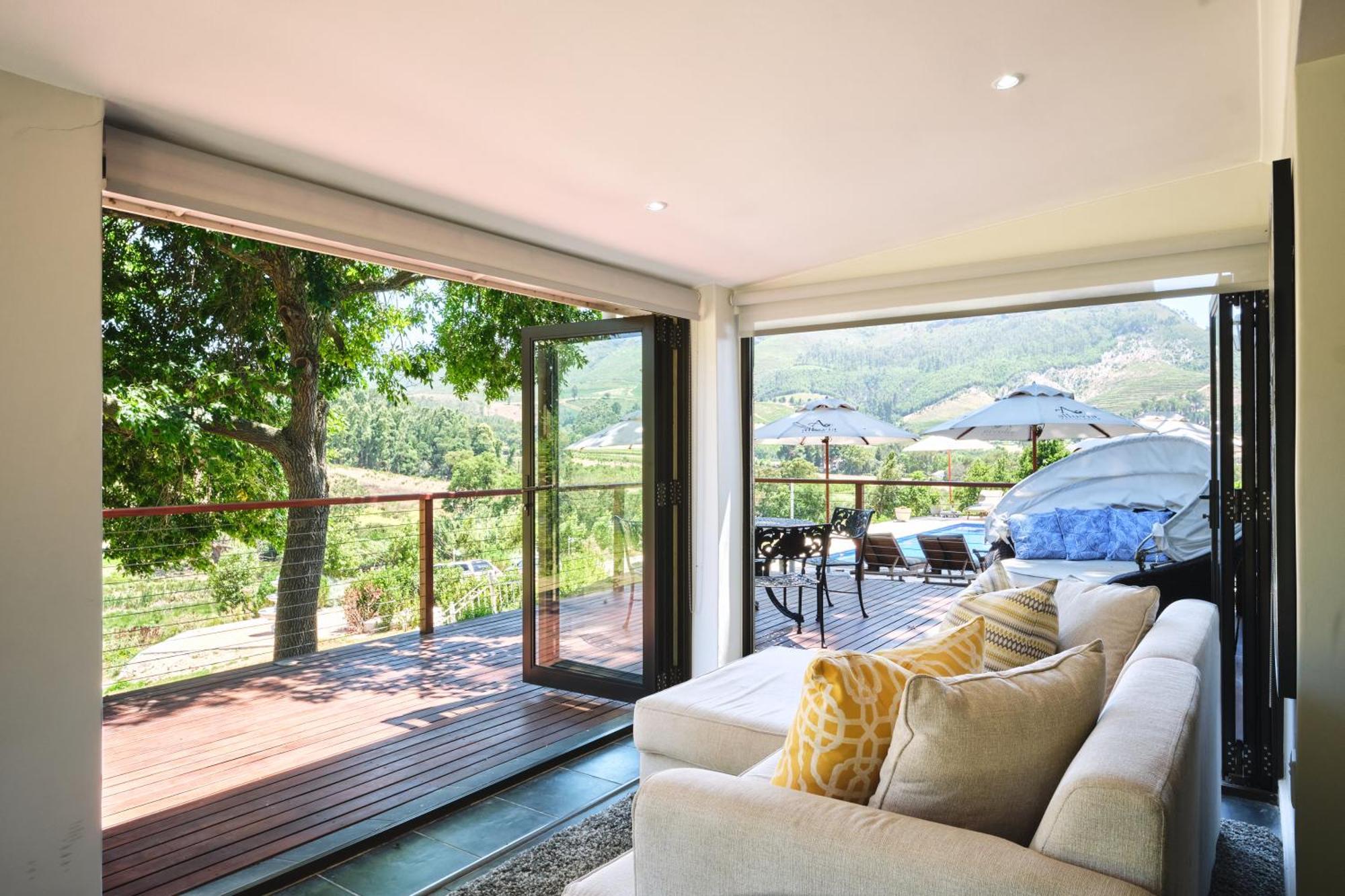 Alluvia Boutique Winery & Luxury Accommodation Stellenbosch Ruang foto A living room with a view of the vineyard