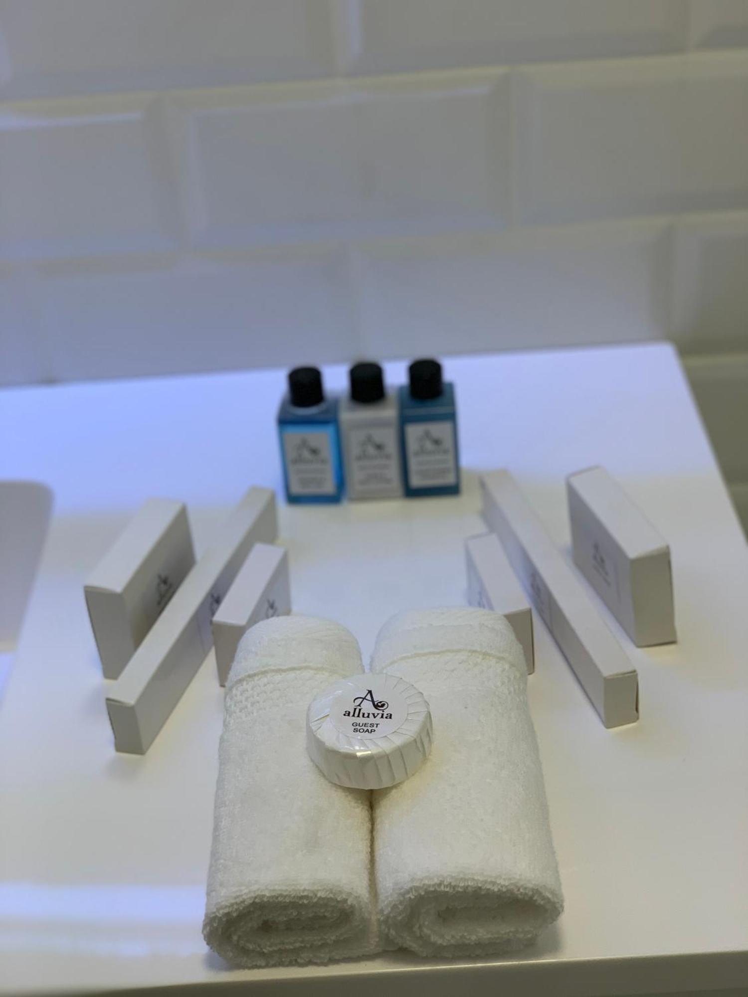 Alluvia Boutique Winery & Luxury Accommodation Stellenbosch Ruang foto A selection of the amenities offered by the airline