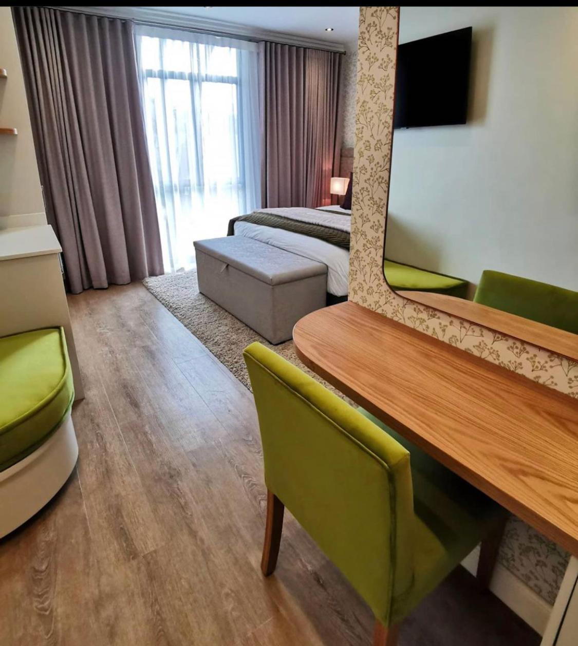 Alluvia Boutique Winery & Luxury Accommodation Stellenbosch Ruang foto A room at the hotel