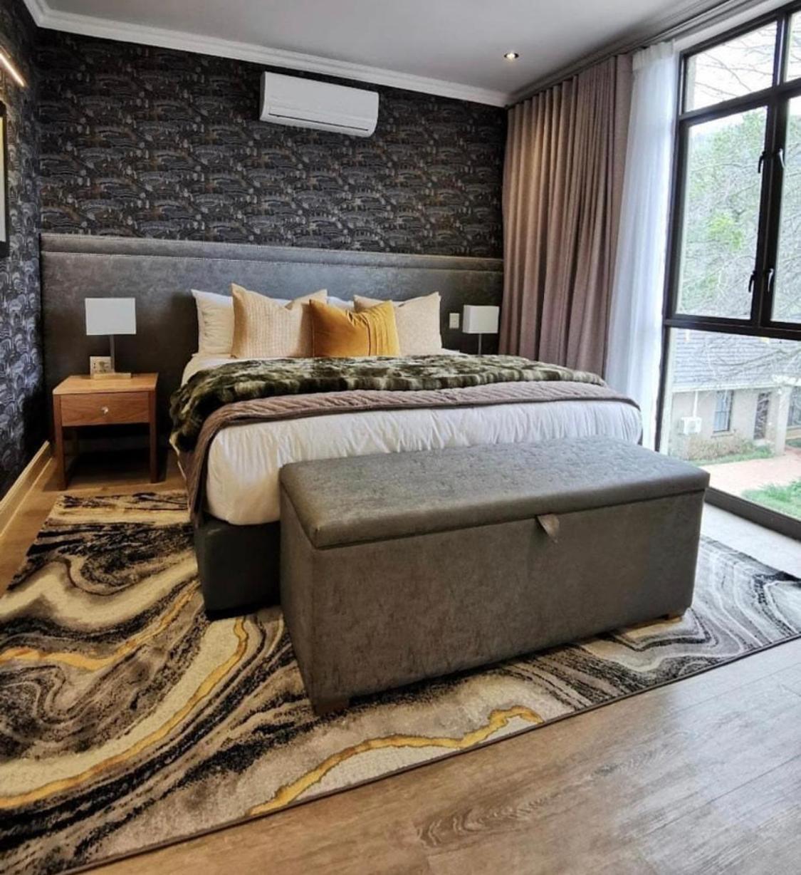 Alluvia Boutique Winery & Luxury Accommodation Stellenbosch Ruang foto A bedroom with a storage bench